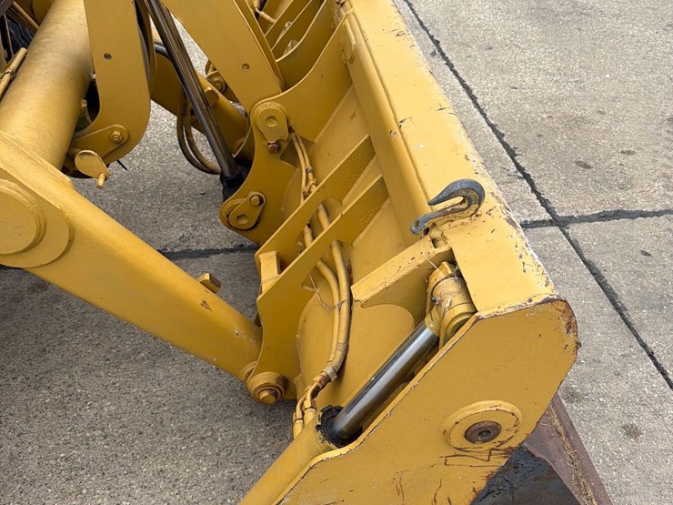 caterpillar-416-image-16