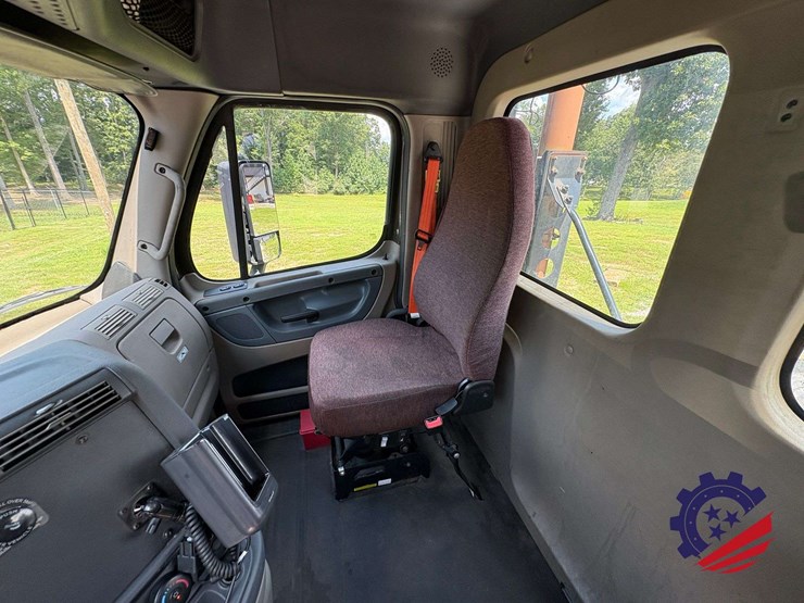 2017-freightliner-cascadia-113-image-56