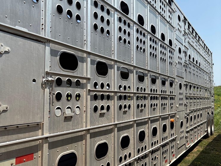 2016-merrit-102"-x-48ft-semi-livestock-trailer-image-33