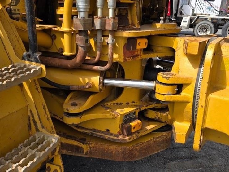 2011-caterpillar-740-image-17