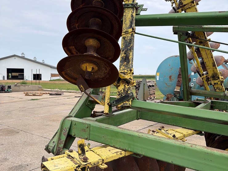 john-deere-330-image-18