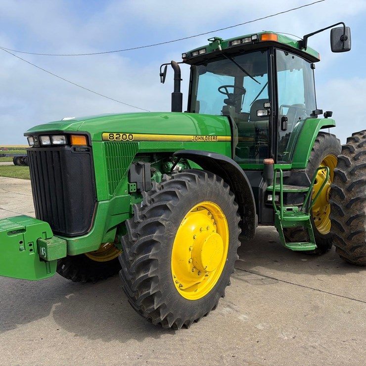 JOHN DEERE 8200
