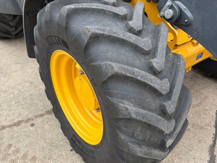 2021-deere-324l-image-16