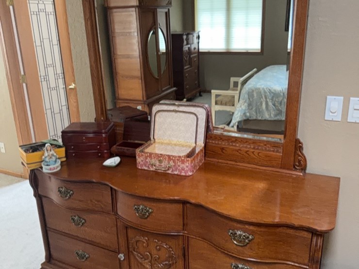 very-large-oak-dresser-with-large-high-back-mirror-image-8