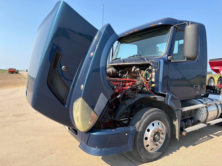 2005-volvo-semi-truck-image-47