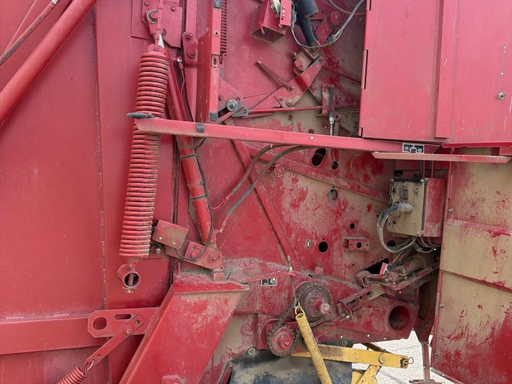 new-holland-660-image-36