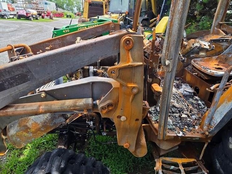 2020-john-deere-4052r-image-24