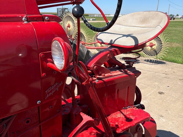 farmall-400-tractor-image-23