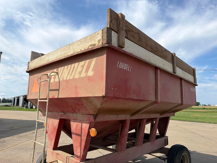 lundell-350-bushel-gravity-wagon-image-18