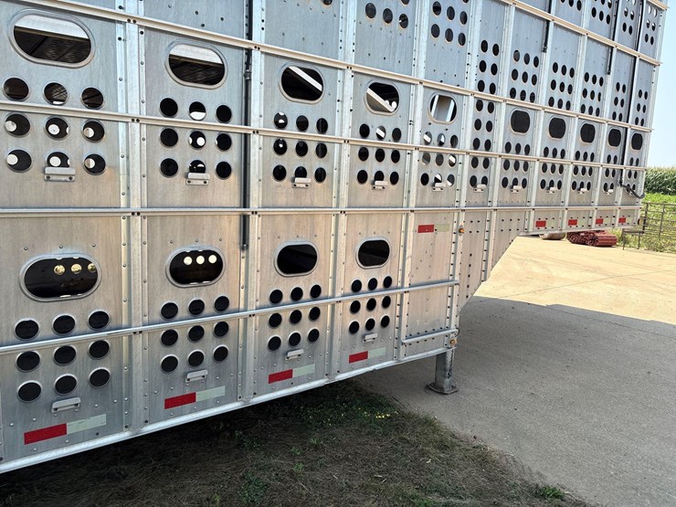 2016-merrit-102"-x-48ft-semi-livestock-trailer-image-15