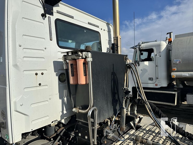 2014-volvo-vhd84ft200-image-16