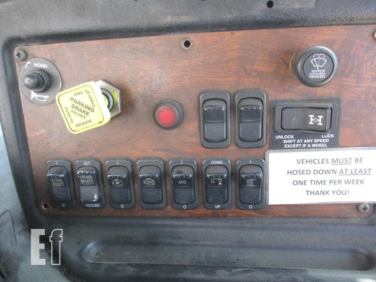 2010-peterbilt-320-image-12