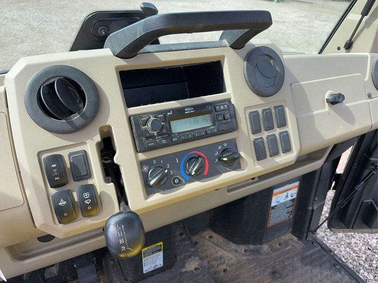 2022-john-deere-gator-image-15