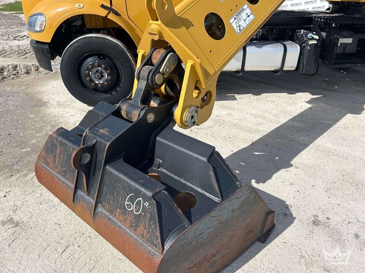 2017-freightliner-m2-106-image-21