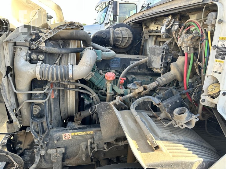 2014-volvo-vhd84ft200-image-61