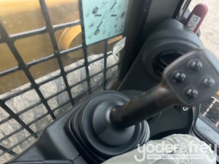 2019-caterpillar-242d-image-15