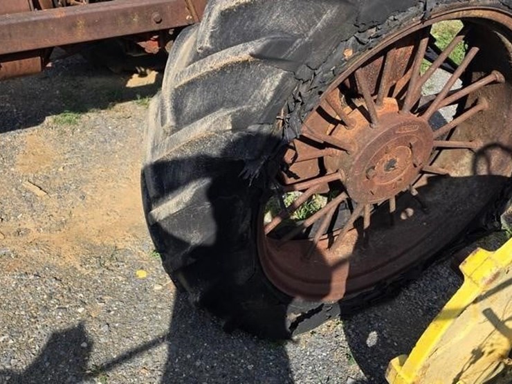 farmall-f20-tractor-(not-running)-image-12
