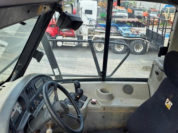 2011-caterpillar-740-image-57