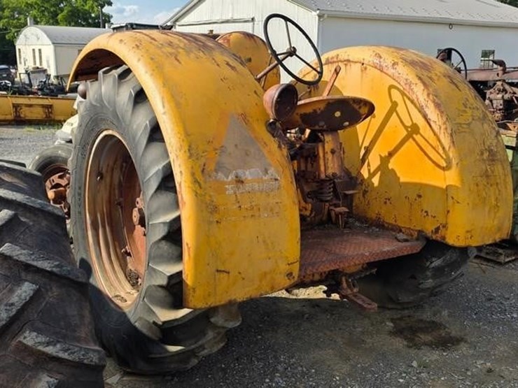 minneapolis-moline-tractor-(not-running)-114-image-3