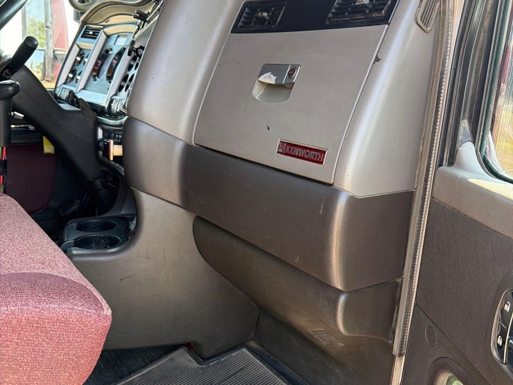 2010-kenworth-t660-image-51