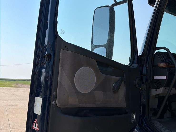 2005-volvo-semi-truck-image-27