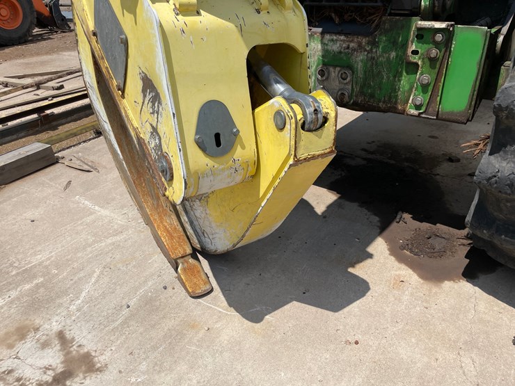 2015-deere-648l-image-22
