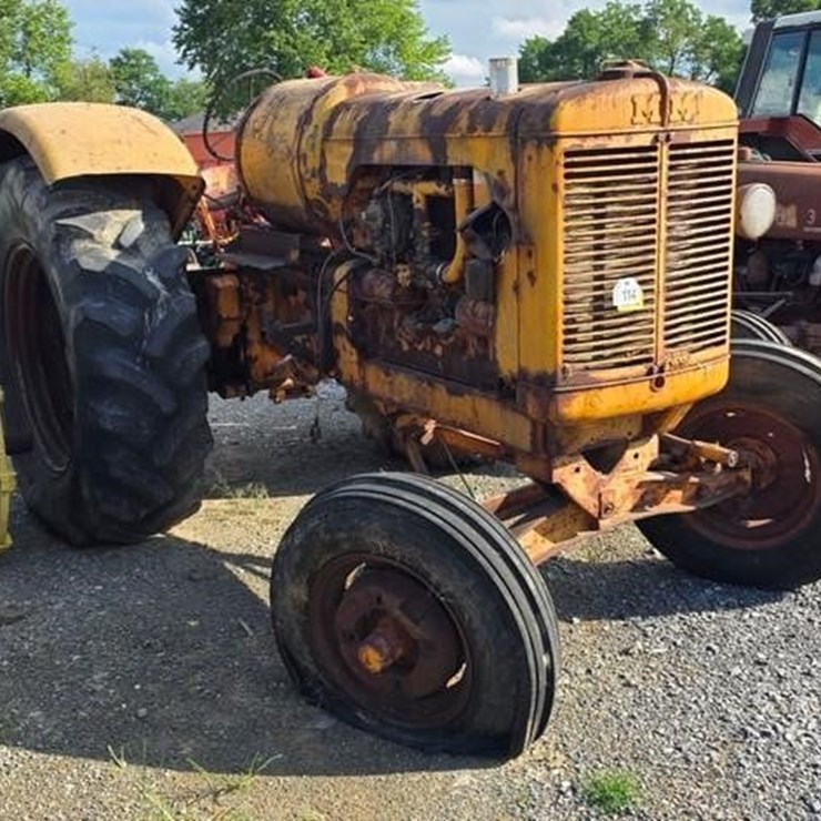 MINNEAPOLIS MOLINE TRACTOR (NOT RUNNING) 114