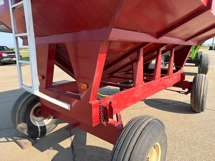 lundell-250-bushel-gravity-wagon-image-12