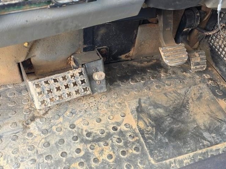 2011-caterpillar-740-image-60