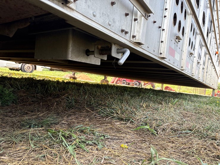 2016-merrit-102"-x-48ft-semi-livestock-trailer-image-56