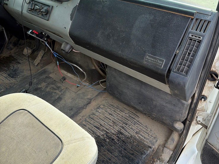 2000-freightliner-fl60-image-26