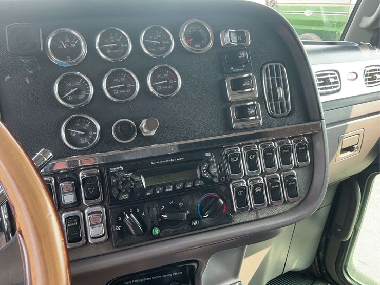2013-peterbilt-389-image-8