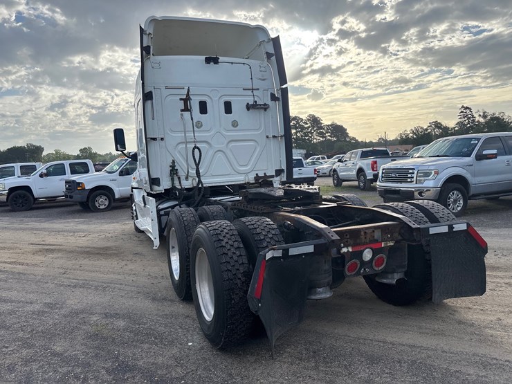 #225-•-2014-freightliner-tractor-truck-image-4