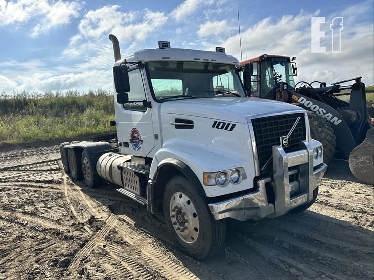 2014-volvo-vhd84ft200-image-4