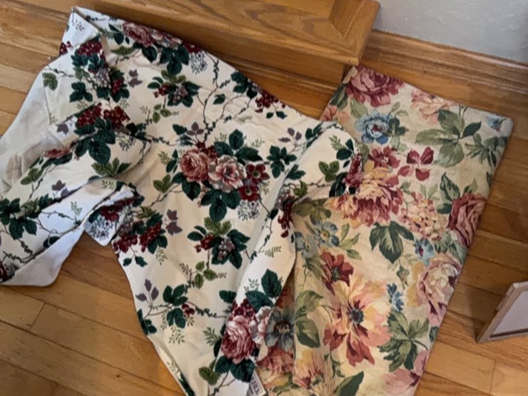 various-unused-picture-frames-and-tablecloth.-also-magazine-rack.-image-10