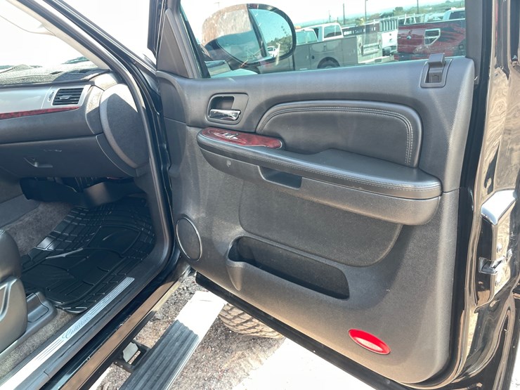 2009-cadillac-escalade-image-98