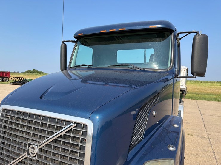 2005-volvo-semi-truck-image-16