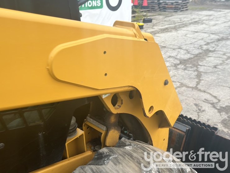 2019-caterpillar-242d-image-38