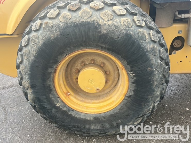2016-caterpillar-cs56b-image-10