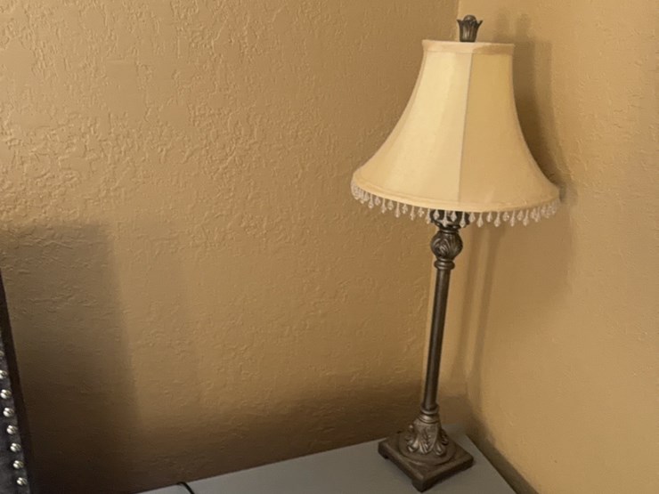 matching-set-of-two-lamps,-also-included-is-decorative-cross-and-2-clock-radios-image-8