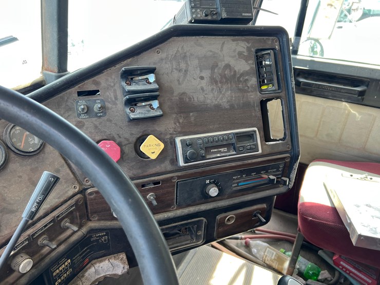 mdhd-freightliner-for-project-or-parts-equipped-with-an-m11-and-an-adams-tender-image-38