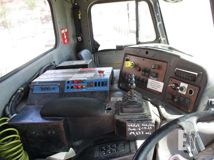 2010-peterbilt-320-image-8