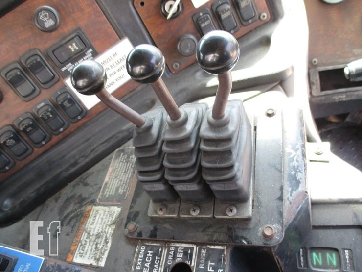 2010-peterbilt-320-image-13