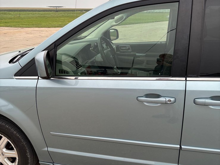 2008-chrysler-town-&-country-touring-image-9