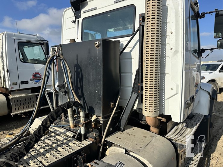 2014-volvo-vhd84ft200-image-31