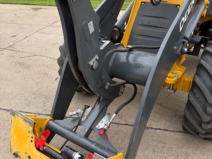 2021-deere-324l-image-12