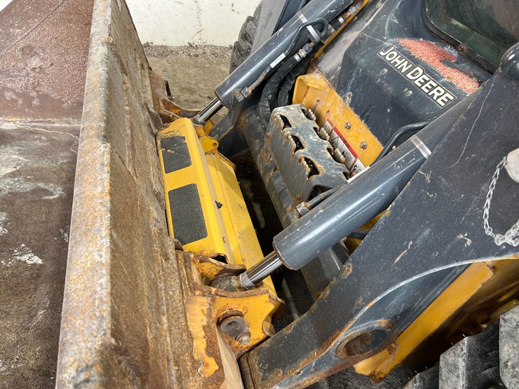 deere-324g-image-10
