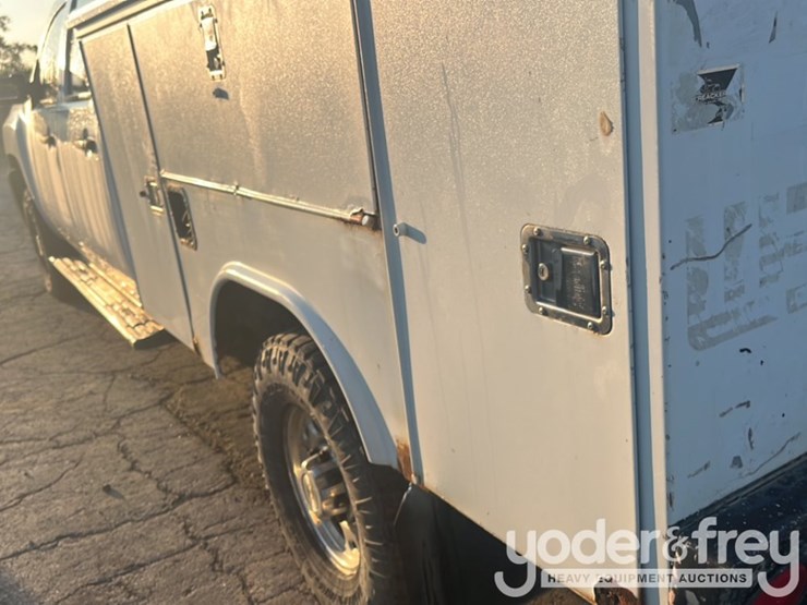 2010-chevrolet-silverado-2500-image-26