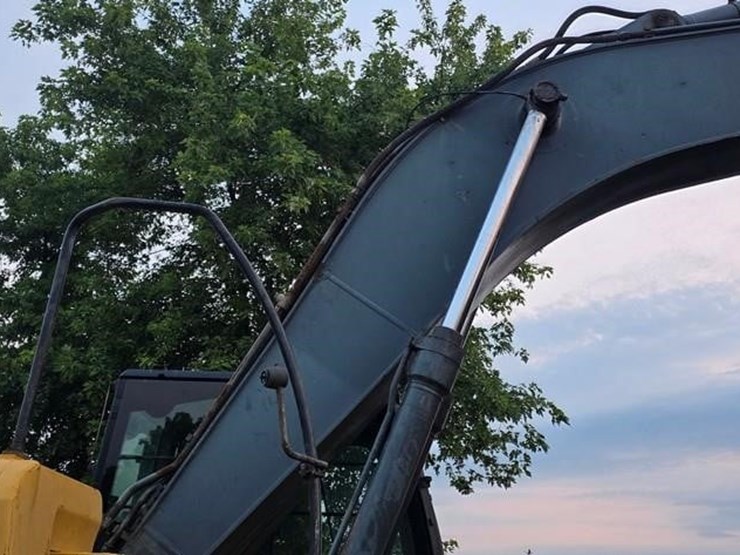 2011-deere-240d-lc-image-17