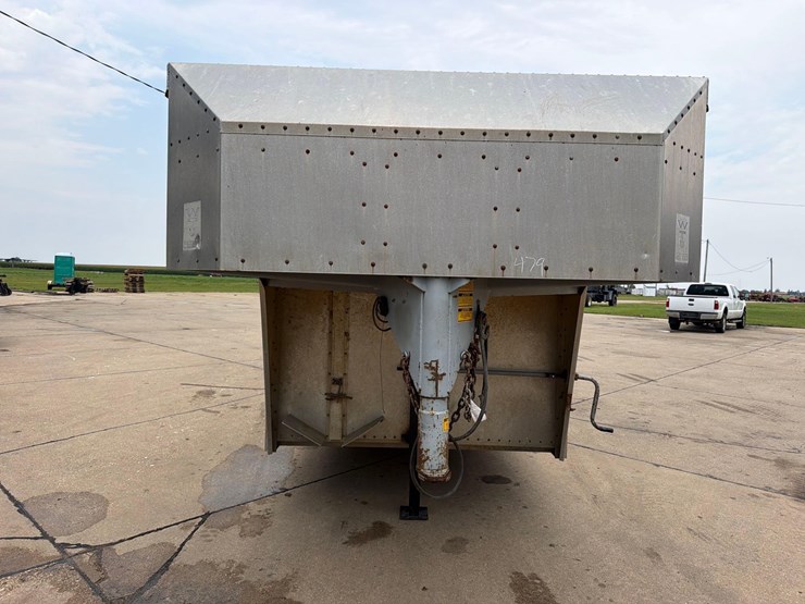 1991-wilson-livestock-trailer-image-2